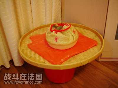 竹匾上放了个大米糕，据说这些都要娘家准备的哦