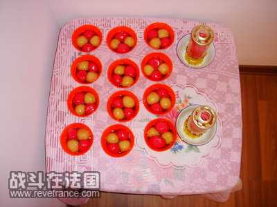 卧室的双色汤圆还有花烛，现在还没有点亮哦