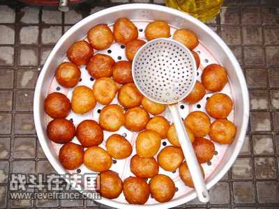 出锅的炸枣就很漂亮啦，圆滚滚的