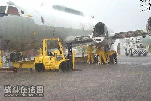 冒雨拆卸EP3左主起落架
