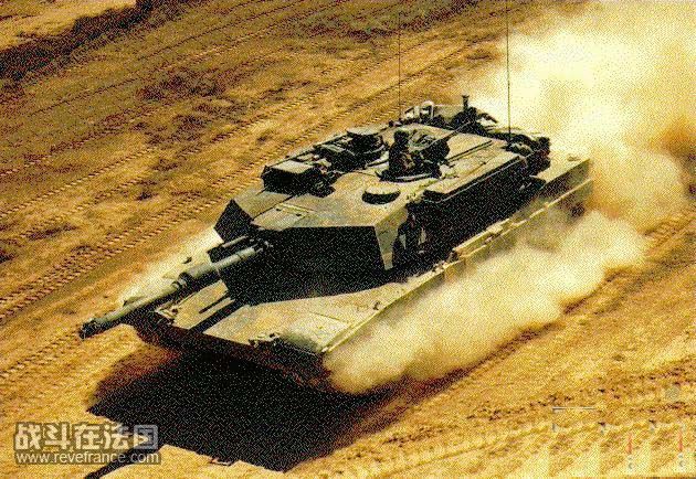 M1A1主战坦克行进中.jpg
