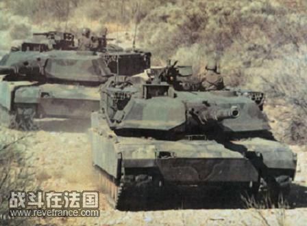 M1A2主战坦克行进中.jpg