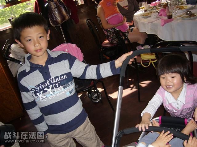 这位大哥哥很会摆PO斯