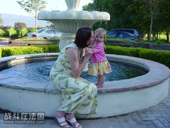 hn-06-26-mama-fountain-kiss.jpg