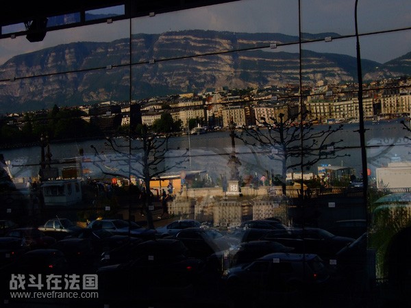玻璃幕墙上反射的日内瓦湖和车流.JPG