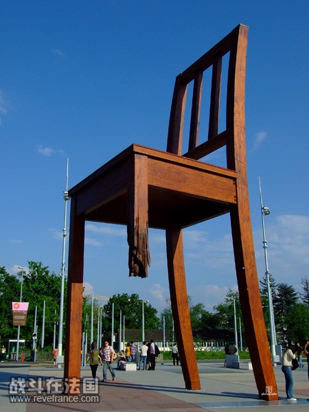 联合国广场上标志反地雷的巨型三脚椅.jpg