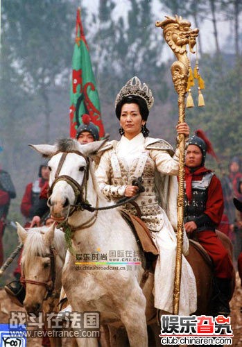2003年49岁的赵雅芝和狄龙主演《杨门虎将》。