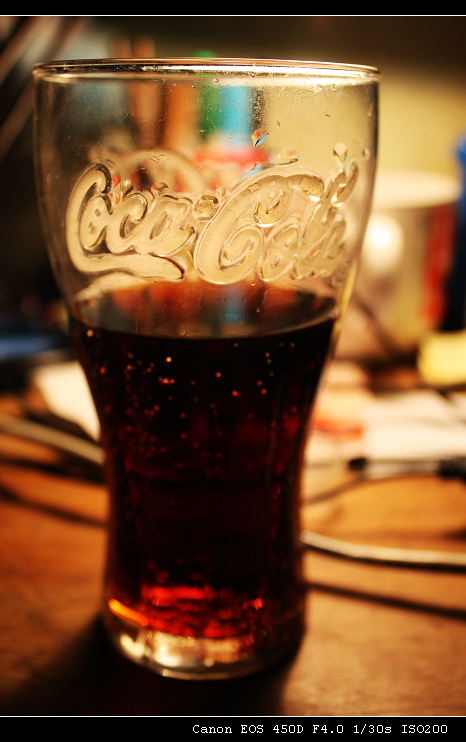 喝得没气的可乐 焦距集中在LOGO上面 所以杯子本身也有点模糊