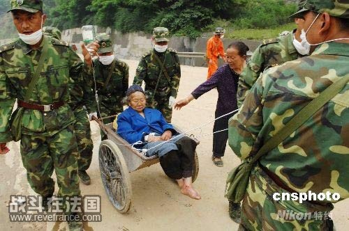 子弟兵爱民.jpg