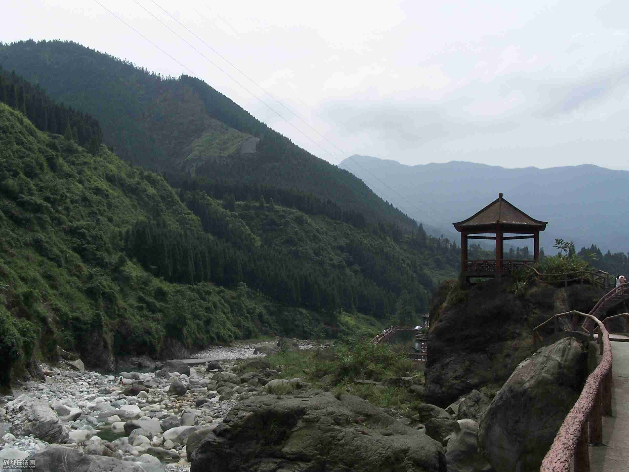 那天的新闻，这个地方就只剩凉亭了，两边的山全部滑坡