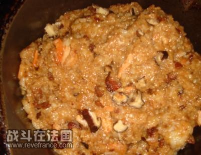 再把之前准备的配菜放进去拌匀~加香菇丁和虾米~