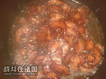 腊肉在锅中爆~嘻嘻~