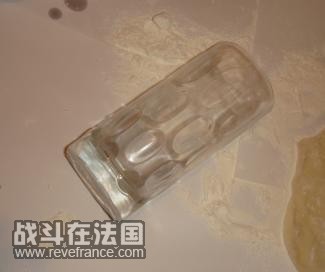 我没有擀面杖..临时找了个杯子~HIAHIA~