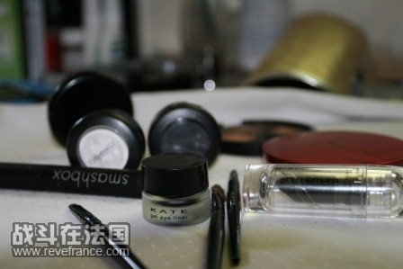 黑色SHU的唇膏和KATE眼线