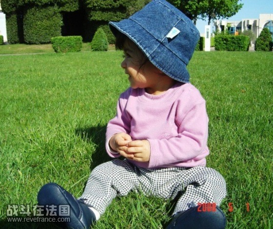 妈妈，我就不看你