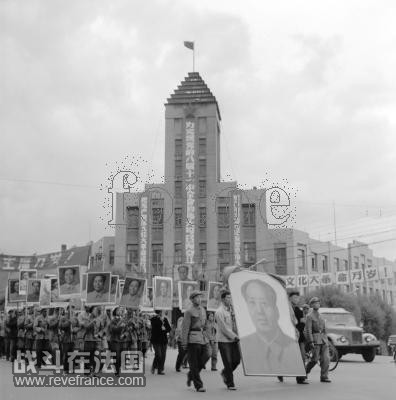 1966年8月，哈尔滨，庆祝中国共产党八届十一中全会召开的游行.jpg