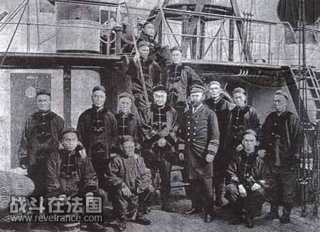 双手交叉站立者为管带邓世昌