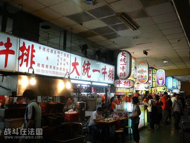 满满的排档和摊位。