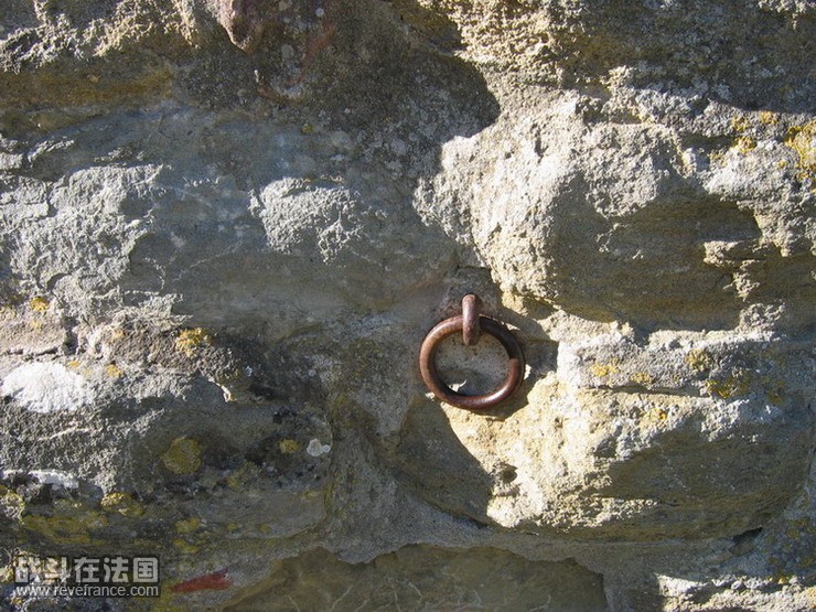 石头上的小铁环