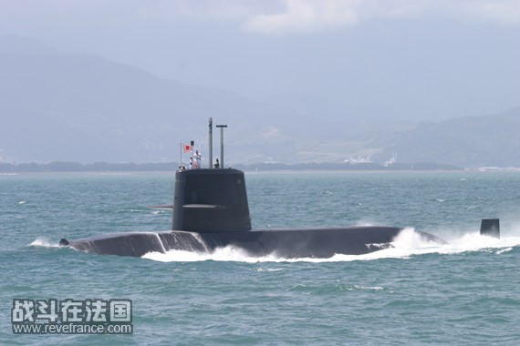资料图：参加海上阅兵式的日本海上自卫队亲潮级潜艇.jpg