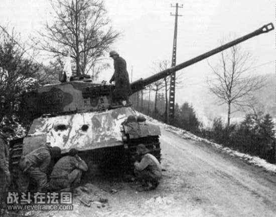 盟军正在检查德军遗弃的虎王.jpg