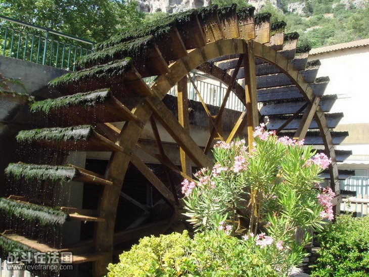 Fontaine-de-Vaucluse3.jpg