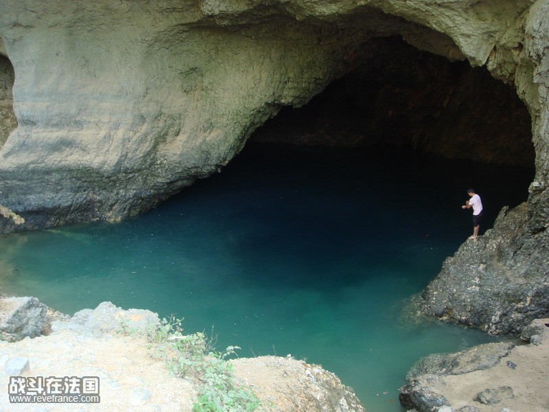 Fontaine-de-Vaucluse5有俩MEC在玩跳水.JPG