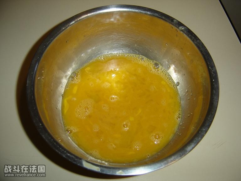 鸡蛋加入少量盐，糖，鸡精！