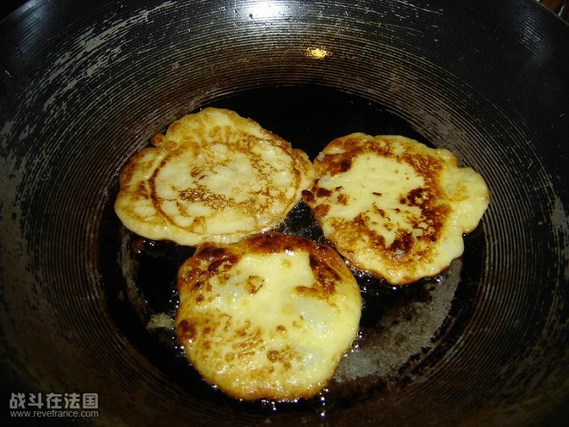 由于是糊糊，没有型，所以用勺子直接挖一勺放入油锅中！