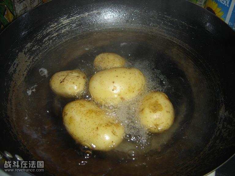 先是煮熟土豆