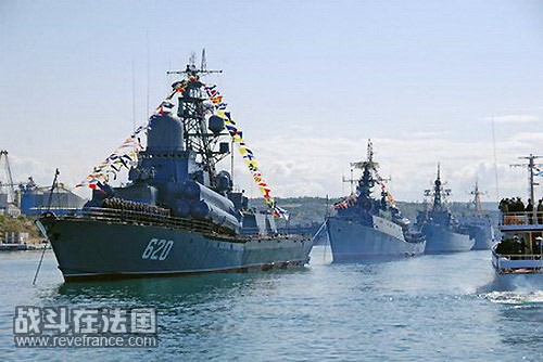 资料图：在塞瓦斯托波尔湾活动的俄罗斯黑海舰队战舰.jpg