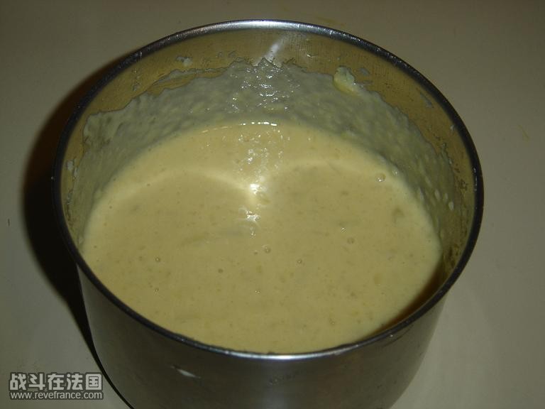 面粉和牛奶拌匀，再加入去皮和碾碎的土豆！搅拌均匀！