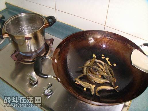 先把泥鳅煎一下，建议大家最好是把泥鳅放在锅盖上，油热了把盖一盖上关小火把泥鳅煎香，这样就避免被油爆伤 ...