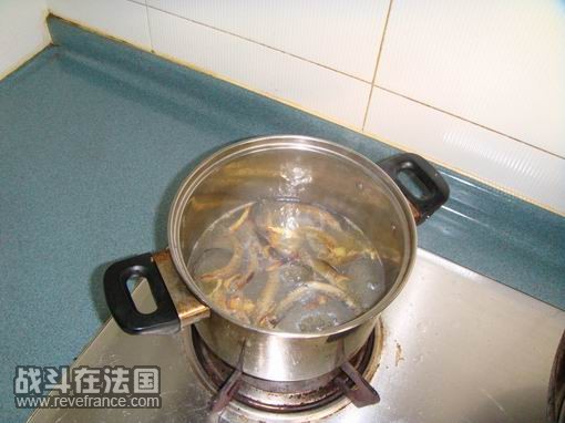 把煎好的泥鳅放到煮滚的水里，盖上盖用小火煮一个小时左右．