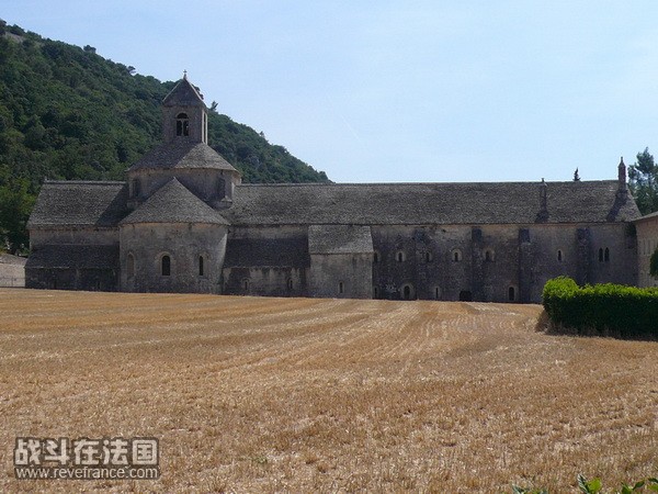 修道院前已经收割了麦子