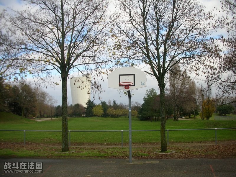 公寓旁边的公园,此处是公园的篮球场,我每天打球的地方,可惜从来只有我一个人,我走了它肯定寂寞 ... ...