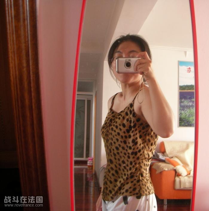 老妈的豹纹背心我穿起来有些宽松
