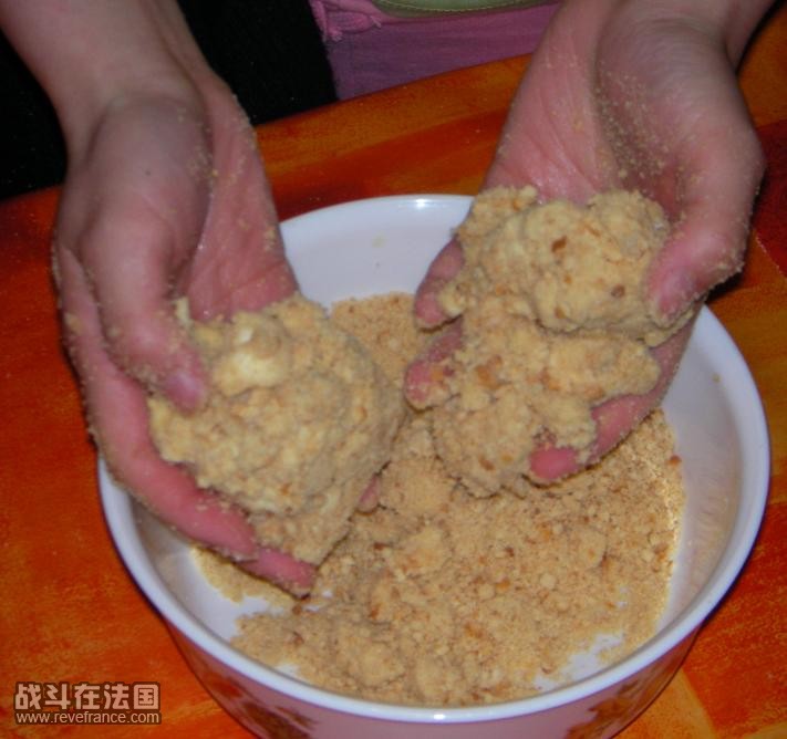把黄油饼干压得碎碎的，混入黄油，和面状。。。。。