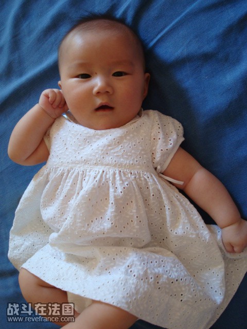 漂亮的白裙子，是小菲阿姨，就是ALEX小帅帅的妈妈送的。