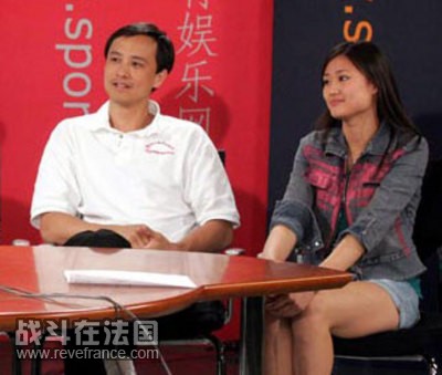 右边的就是李MM,旁边的是他爸爸前体操运动员李小平