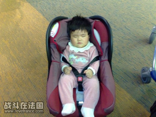 方便宝宝在等飞机的时候睡觉