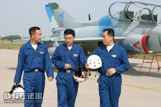 和战友一起走下“山鹰”教练机.jpg