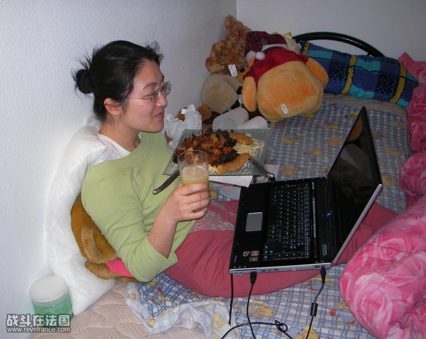 我在家就是这副德行了，恨不得吃喝拉撒都在电脑前（今年3月份照的）