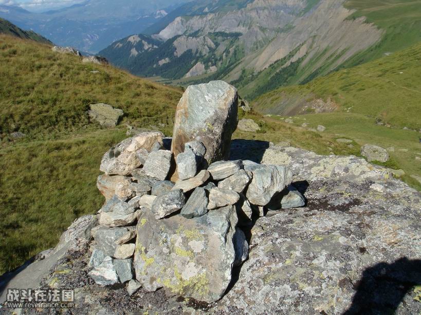 每个登山者都会在上面放一个石块.JPG