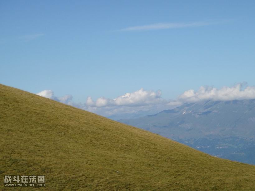 远处白色的山峰就是勃朗峰.JPG