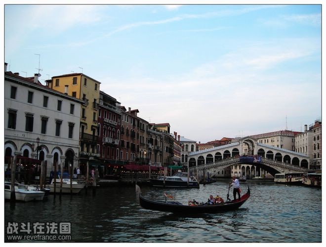 我们的游船再次经过威尼斯主岛最中心的里亚托桥