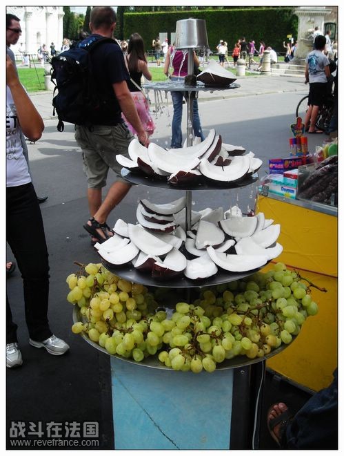 广场上卖水果的摊子，比较特别，用水管做成小喷泉浇灌让水果保持新鲜。