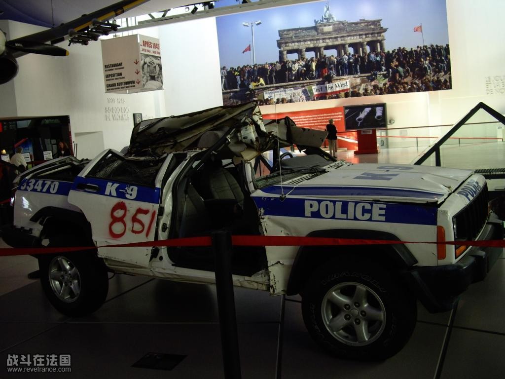 炸烂的警车
