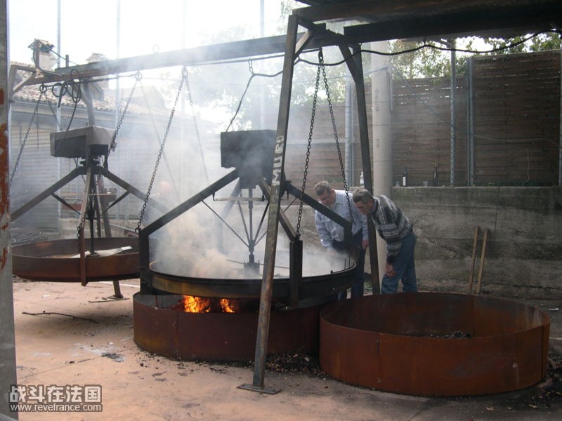 800px-Roasting_chestnuts.jpg