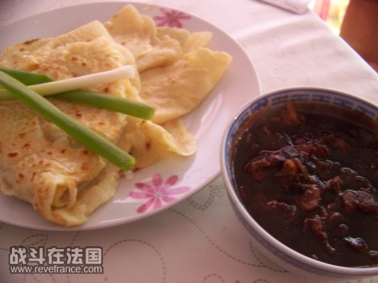 鸡蛋饼，小葱沾酱